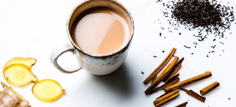 Hjemmelavet chailatte på mandelmælk